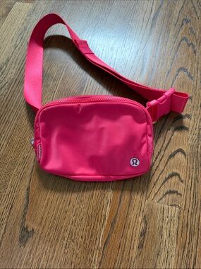 Lululemon athletica lipgloss Hot Pink color Crossbody Belt Bag nwot